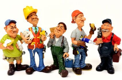 photo de figurines représentant des artisans de différents corps de métier