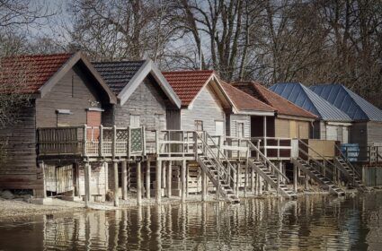 photo de plusieurs maisons au bord de l'eau illustrant les hébergements de la commune