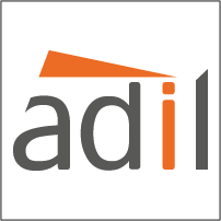 Logo de l'ADIL écrit en minuscule et gris sauf le "i" qui est en orange, le tout surmonté d'un triangle orange
