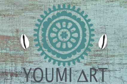 logo de youmiart représentant un mandala bleu-vert entouré de deux coquillages et le nom Youmi Art en majuscules et gris en dessous le tout sur un fond texture bois teinté bleu-vert