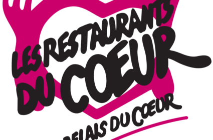 Logo des Restaurants du cœur "les relais du cœur" représentant une assiette en forme de cœur entouré d'une fourchette et d'un couteau, le tout en rose